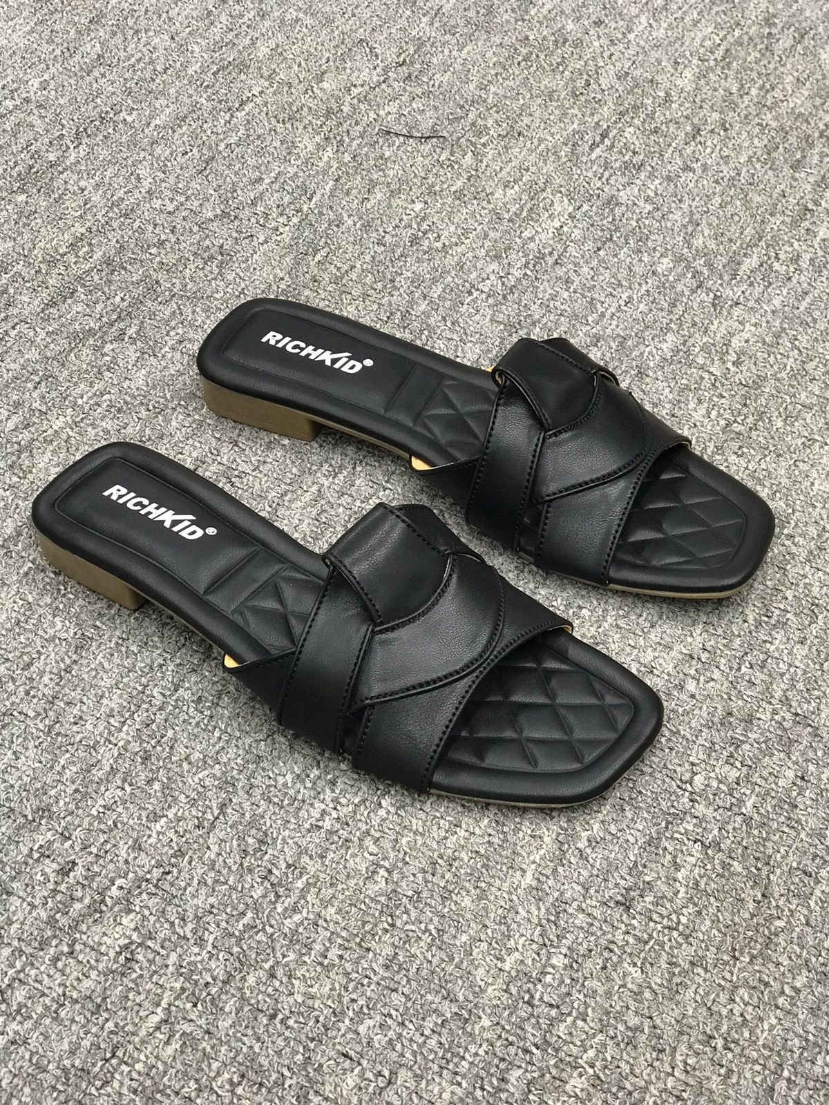 Slip-on U sandals Black