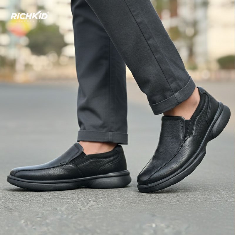 Clarks Slip-On Shoe Black - Image 5