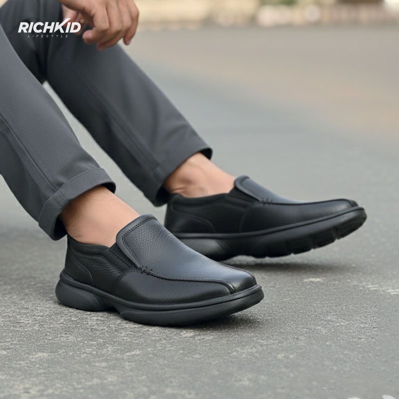 Clarks Slip-On Shoe Black - Image 4