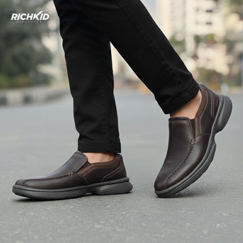 Clarks Slip-On Shoe Chocolate - Image 5