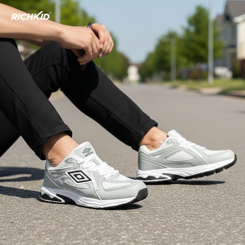 Umbro White Sports Shoes - Image 4