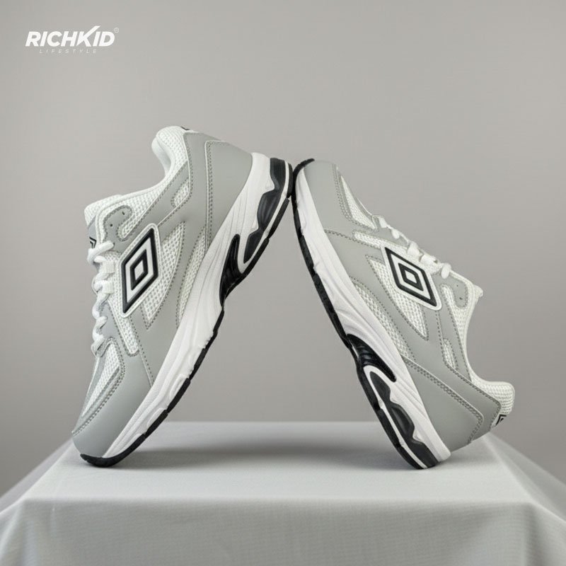 Umbro White Sports Shoes - Image 3