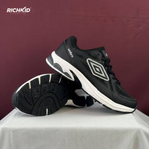 Umbro black sports shoe