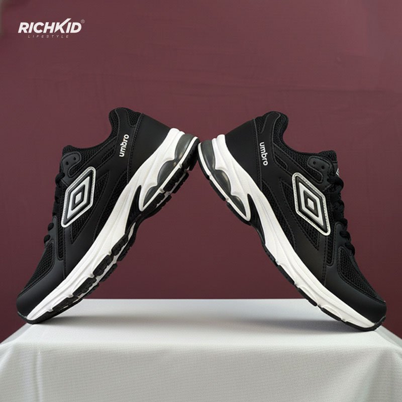 Umbro black sports shoe - Image 3