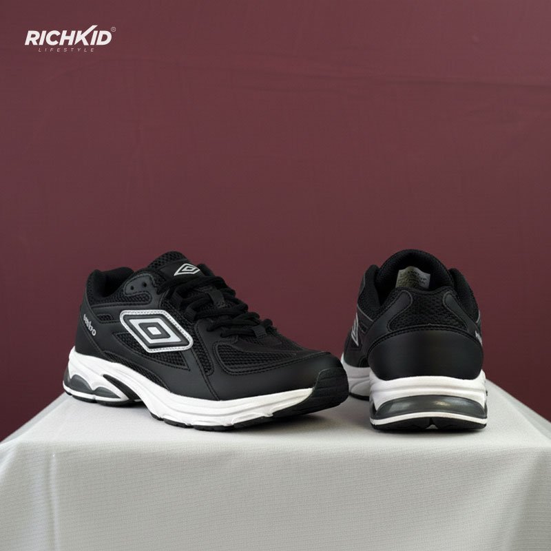 Umbro black sports shoe - Image 2