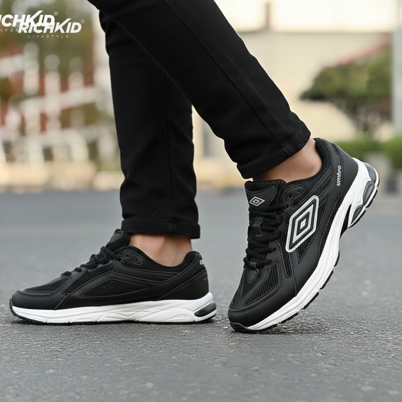 Umbro black sports shoe - Image 4