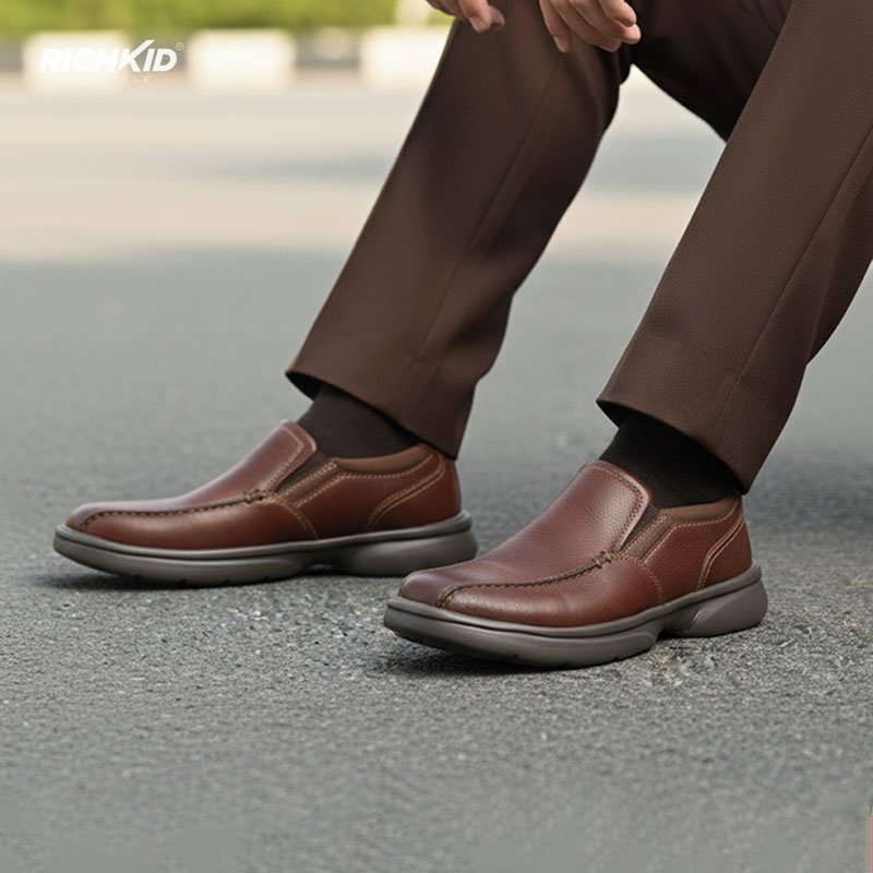 Clarks Slip-On Shoe Wine Red - Image 4