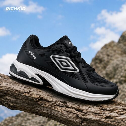 Umbro black sports shoe
