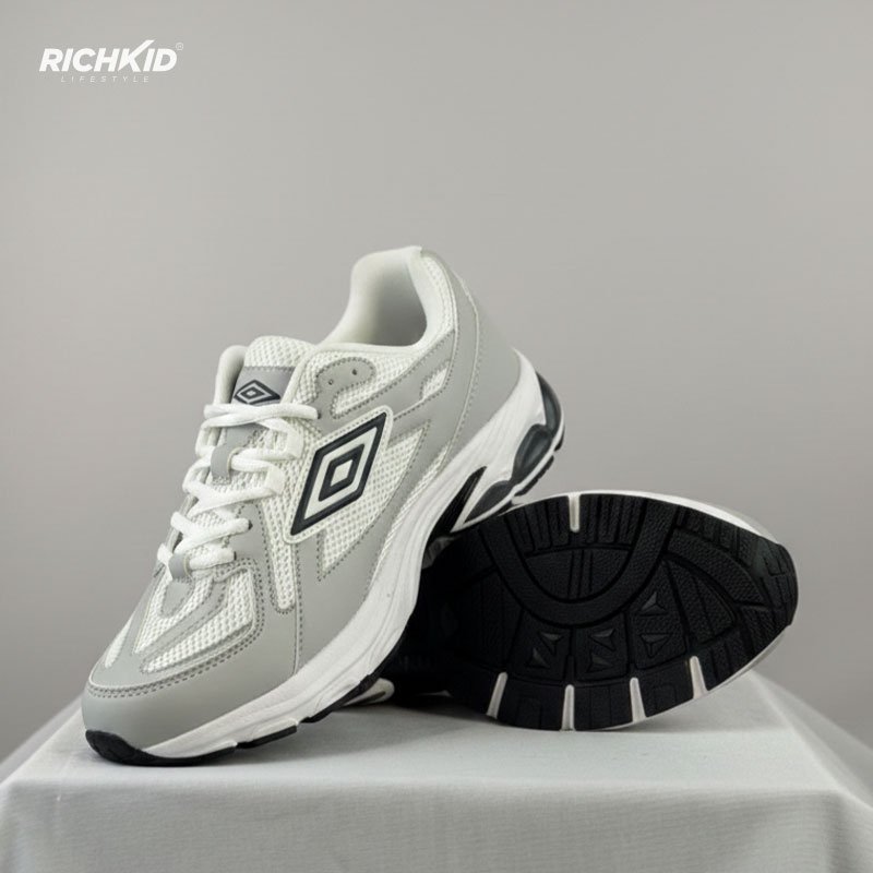 Umbro White Sports Shoes - Image 4